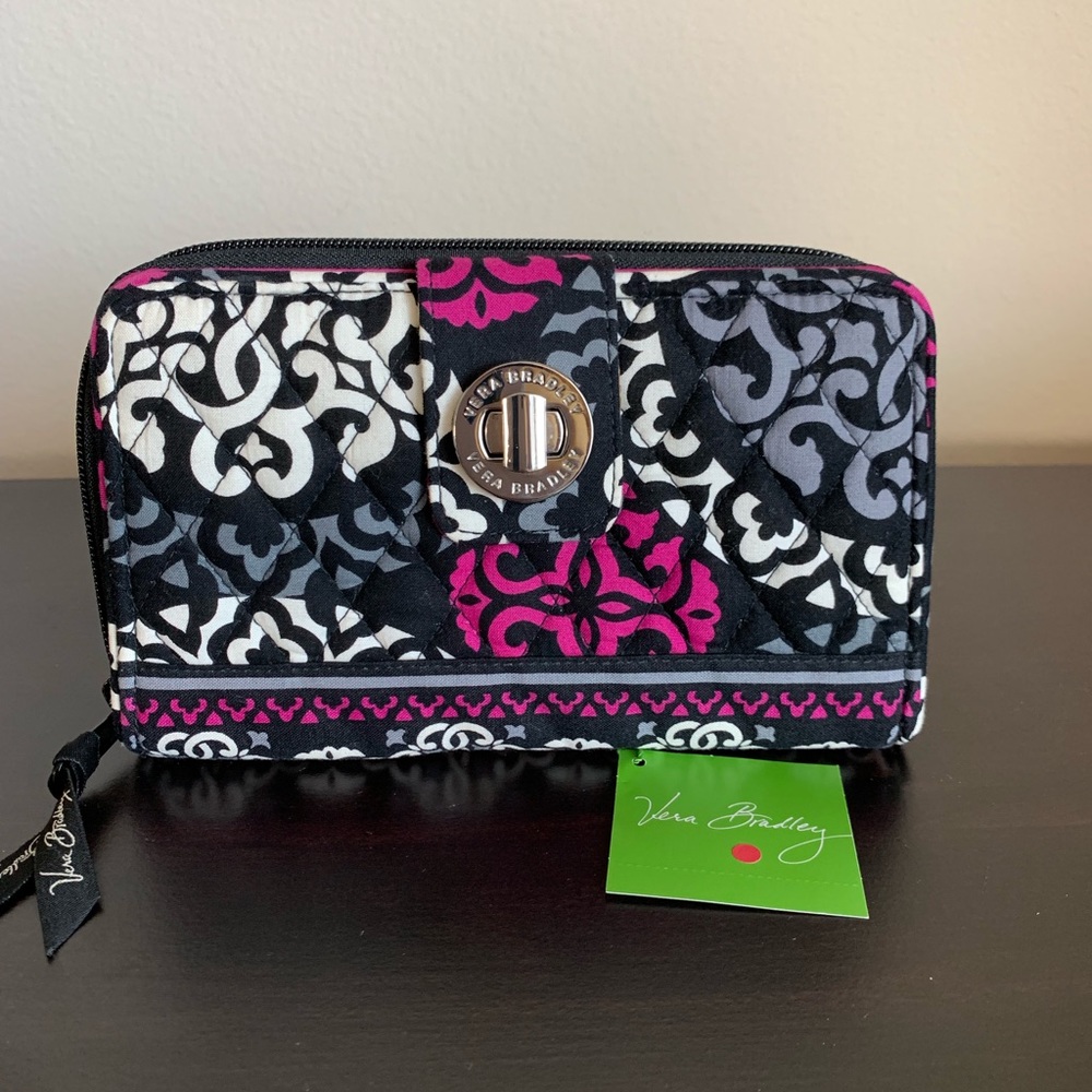 ⛔️SOLD⛔️Vera Bradley turn lock wallet